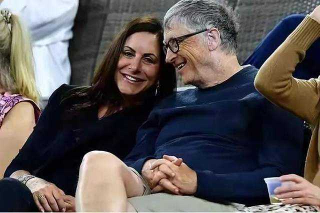 67岁比尔盖茨恋上小7岁富婆，女方身价千亿，是其对手的遗孀