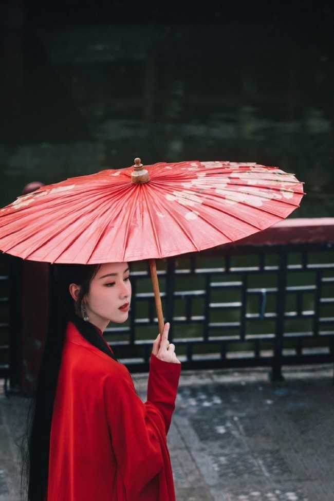 陈都灵红衣古风写真 撑红伞如画中美女