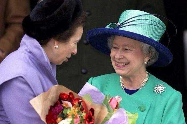 安妮公主：结婚时女王送她钻石王冠，女王去世时她陪伴最后24小时