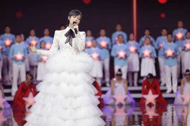国庆晚会出圈名场面：李宇春身穿白裙送祝福，张杰富态略显幸福肥