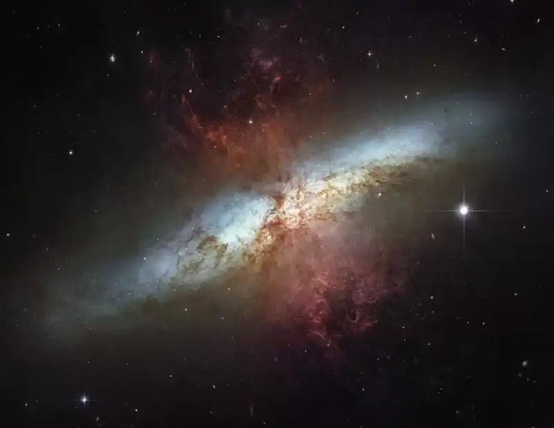 盘点宇宙中那些令人着迷的奇特星系