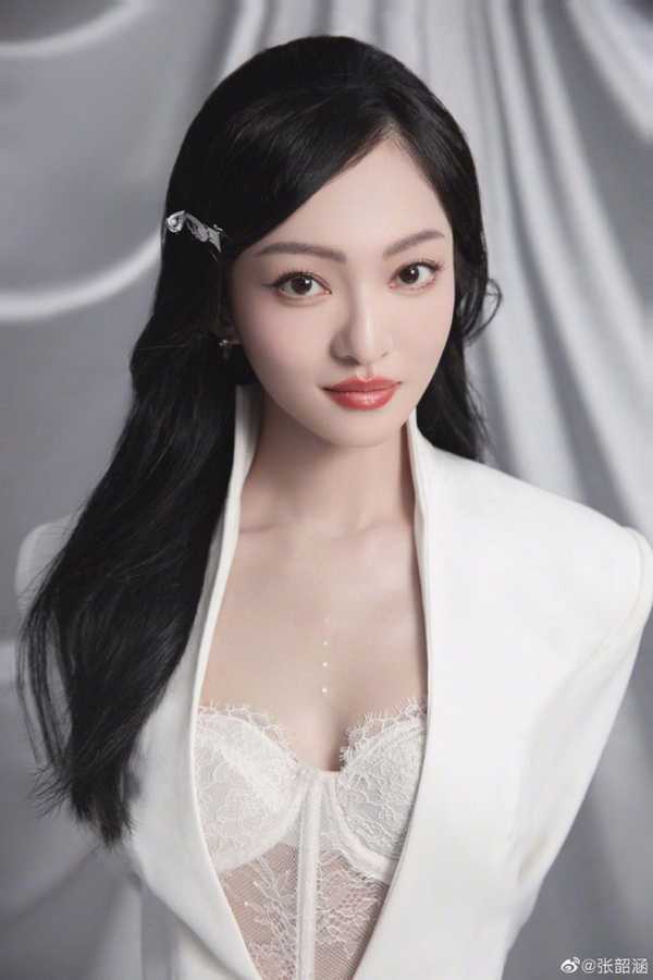 张韶涵最新性感写真,白色蕾丝内衣若隐若现