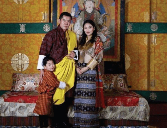 取代表姐嫁给不丹国王，结婚11年照顾4位太后，佩玛王后过得如何