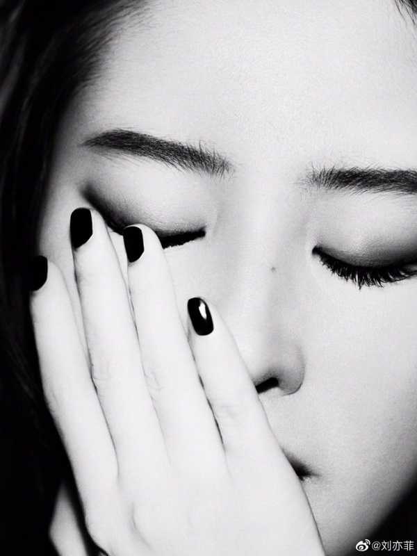 刘亦菲最新黑白写真，烟熏妆配曼妙S型身材