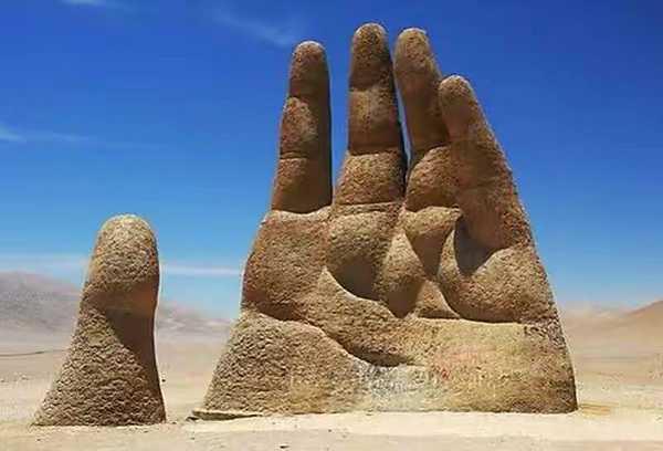 沙漠上长出了一只手，世界上最干燥的地方